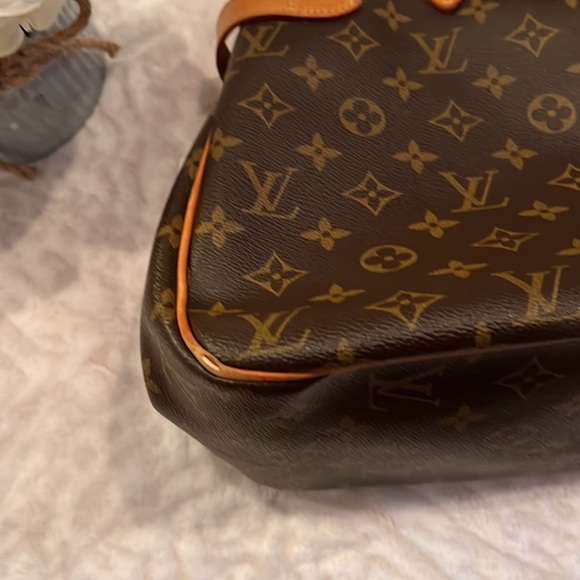 Louis Vuitton authentic Beautiful Good used condition 15x10x5”9.5”drop straps - Picture 7 of 16